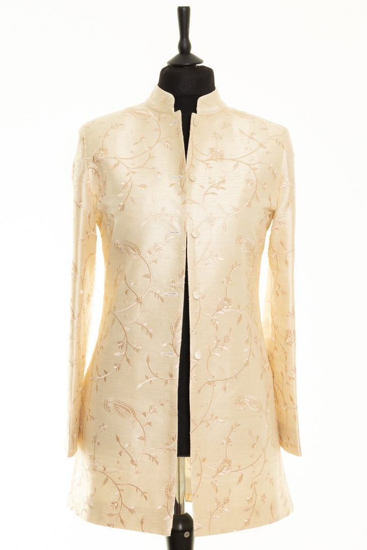 Long jacket in embroidered ivory fabric. Nehru collar women's jacket ideal for mature bride.