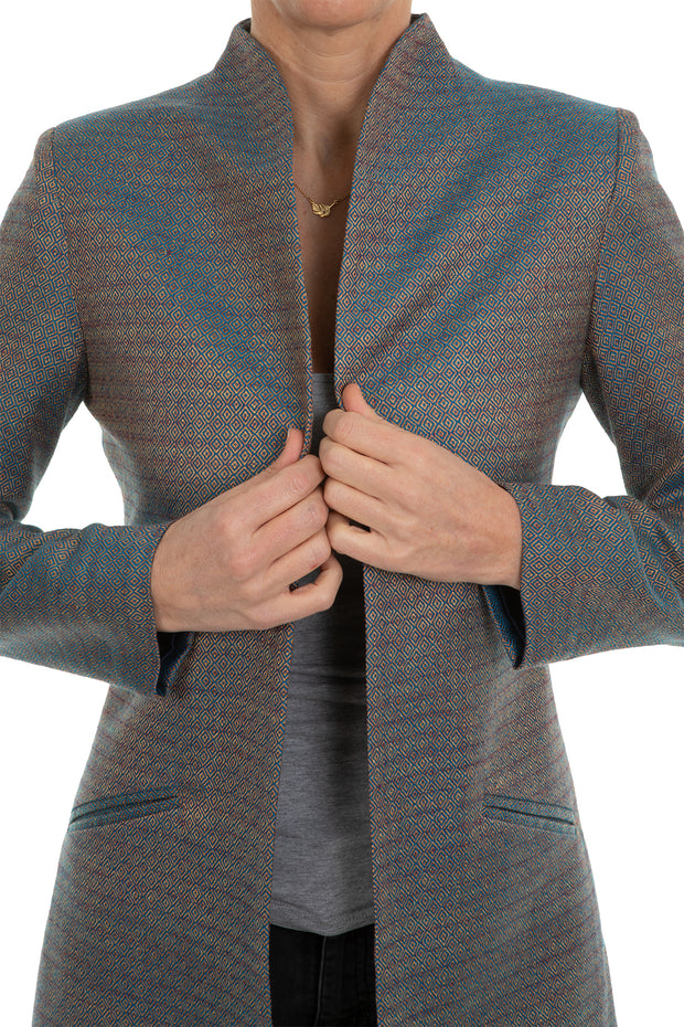 Ladies fitted jacket in grey. 