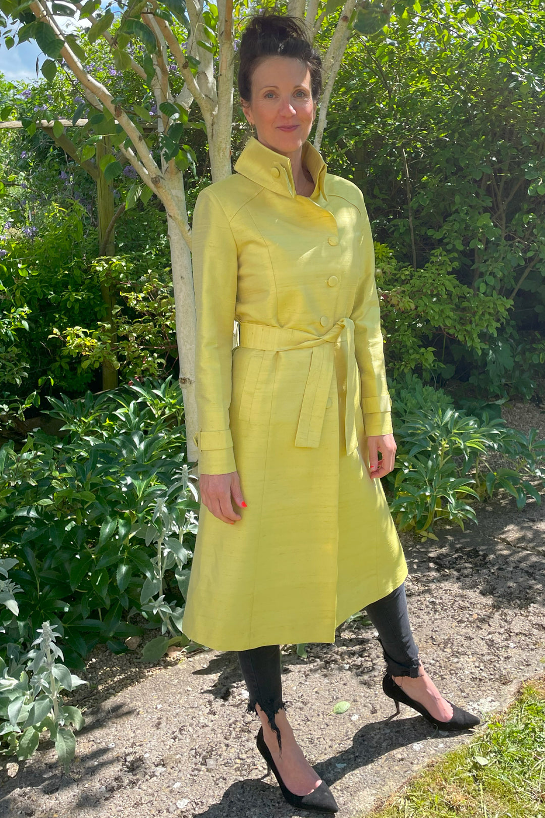 Elegant yellow trench coat. Wedding guest outfit in yellow.
