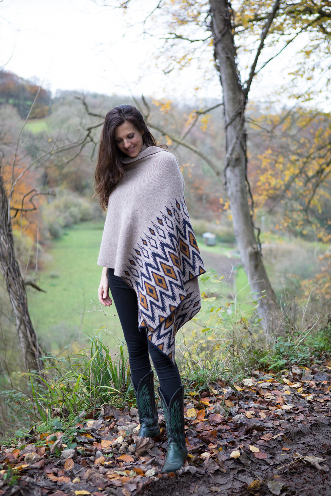 Cosy alpaca shawl with geo pattern.