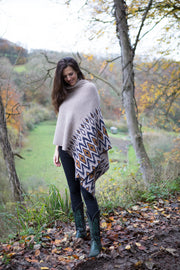 Cosy alpaca shawl with geo pattern. 
