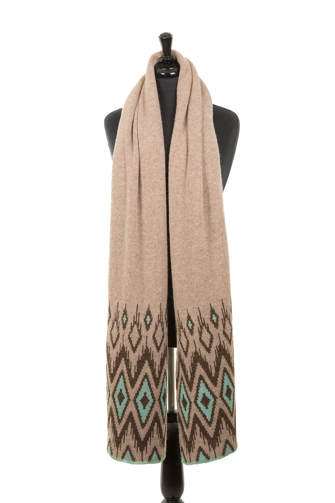 Wool scarf with aztec pattern.