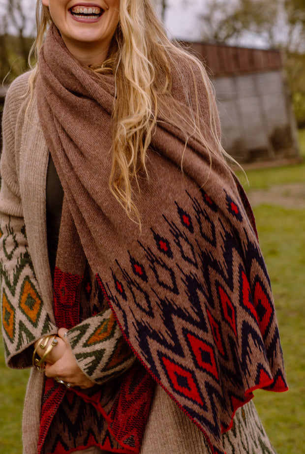 Scarf in brown with geometric pattern. 