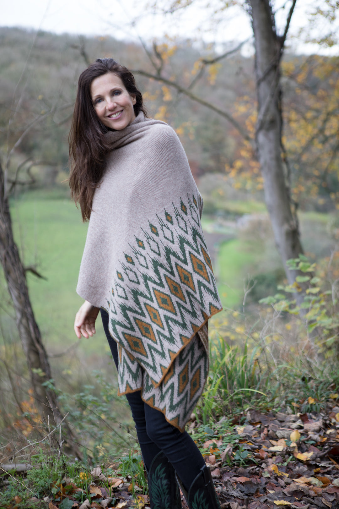 Wool shawl with aztec motives.